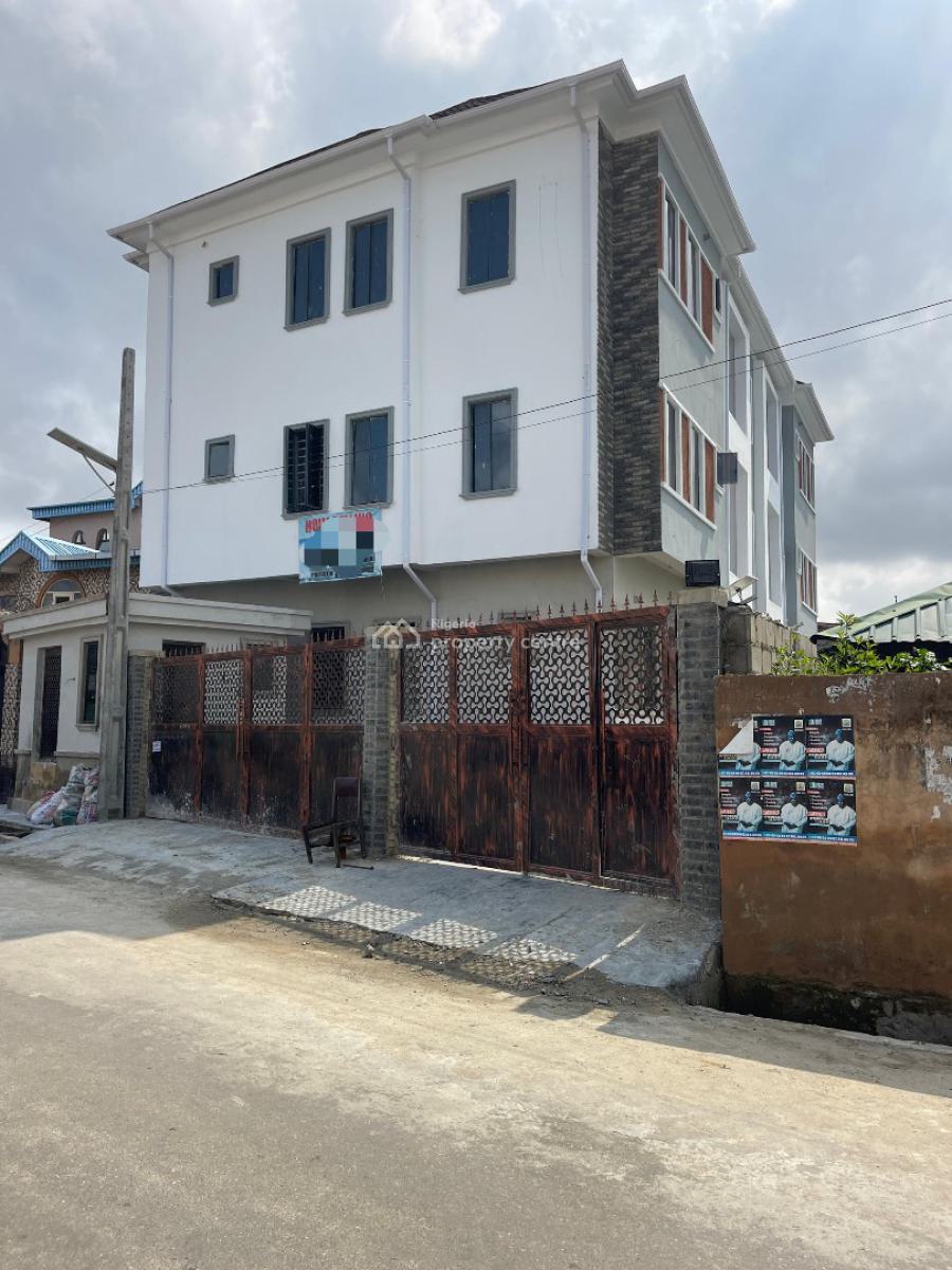 Standard Spacious 3 Bedroom Apartment, Surulere, Lagos, Block of Flats for Sale
