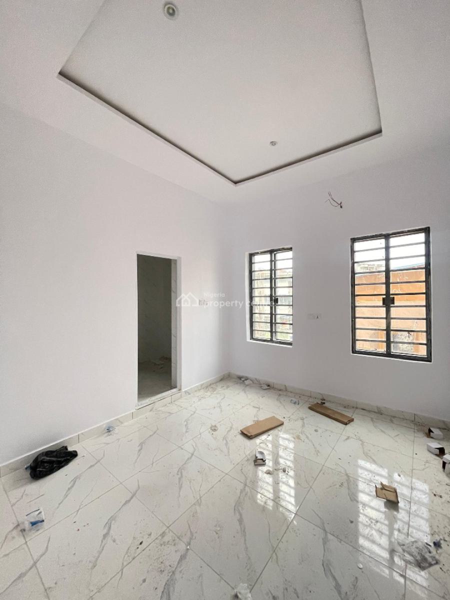 Standard Spacious 3 Bedroom Apartment, Surulere, Lagos, Block of Flats for Sale