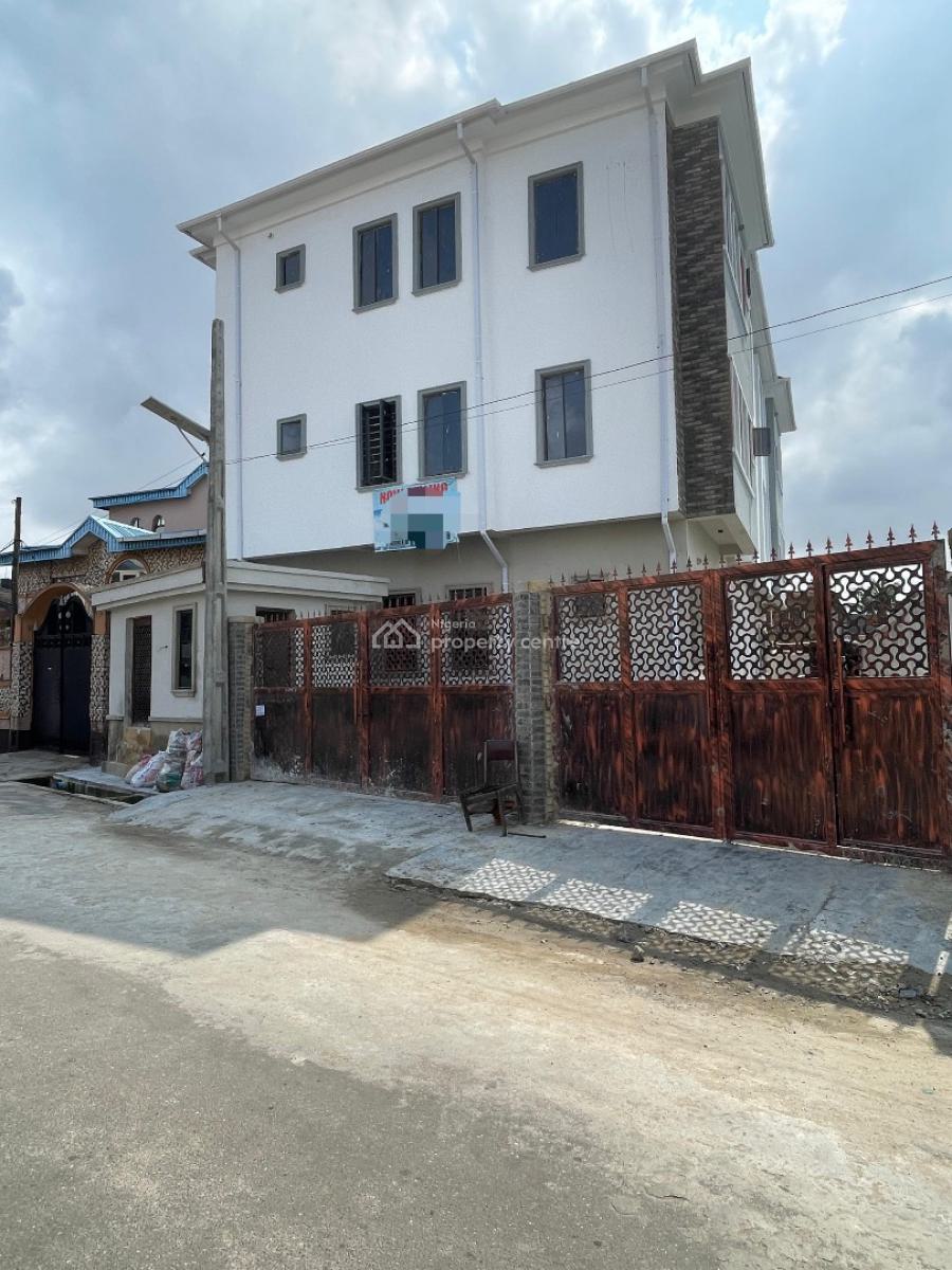 Standard Spacious 3 Bedroom Apartment, Surulere, Lagos, Block of Flats for Sale