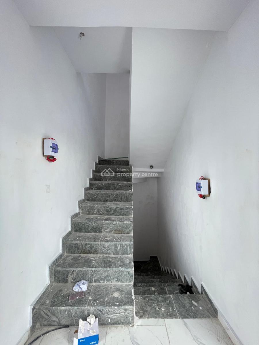 Standard Spacious 3 Bedroom Apartment, Surulere, Lagos, Block of Flats for Sale