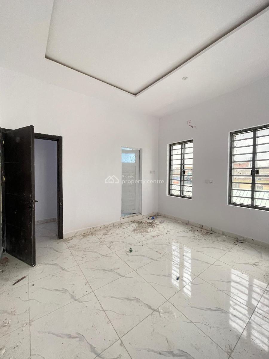 Standard Spacious 3 Bedroom Apartment, Surulere, Lagos, Block of Flats for Sale