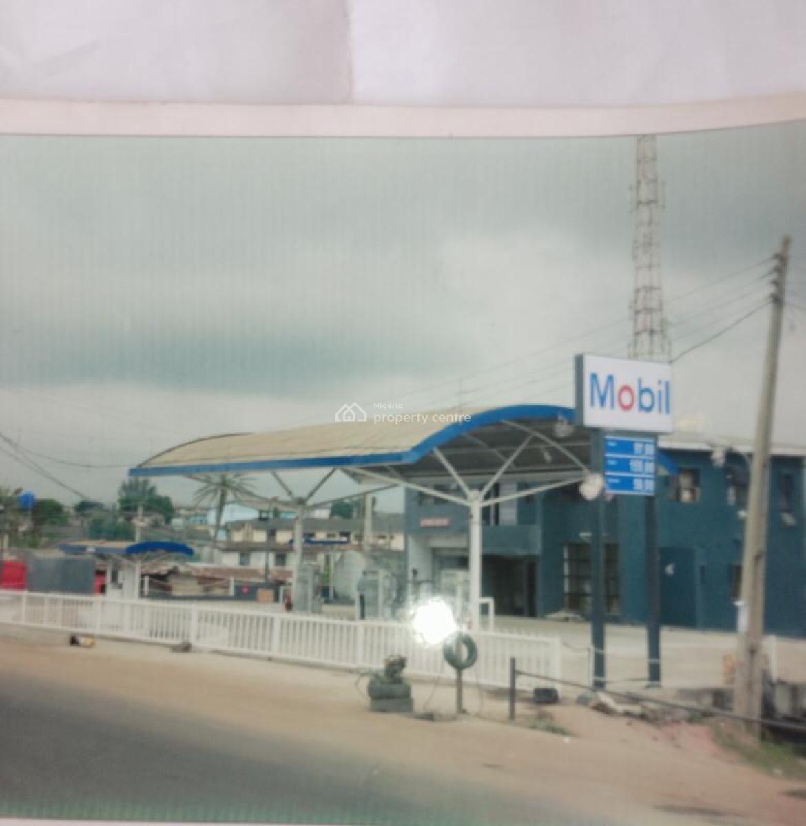 Marketable Standard Filling Station with 2unit of 2bed Flat, Lagos Abeokuta Express Way,lagos ,nigeria, Abeokuta South, Ogun, Filling Station for Sale