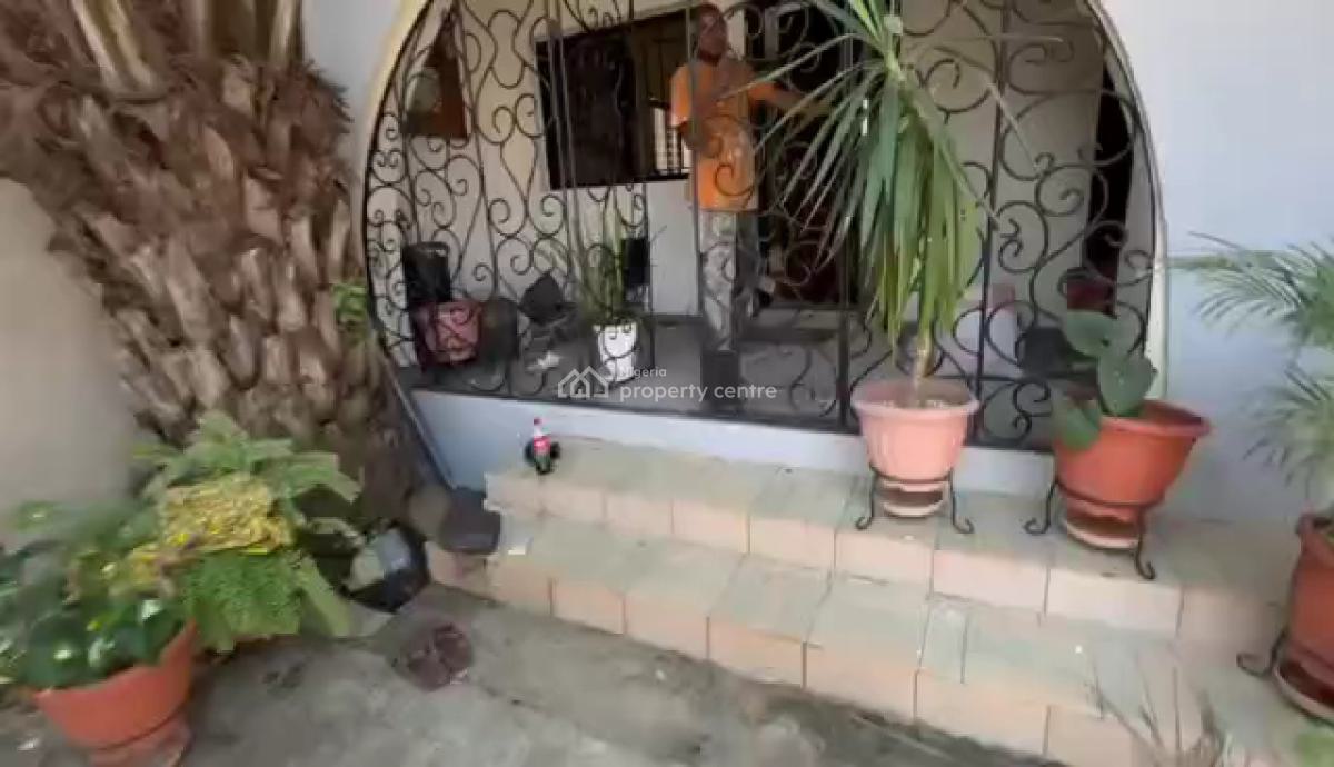 Well Renovated 3 Bedroom with Bq, Otedola, Omole Phase 2, Ikeja, Lagos, Flat / Apartment for Rent