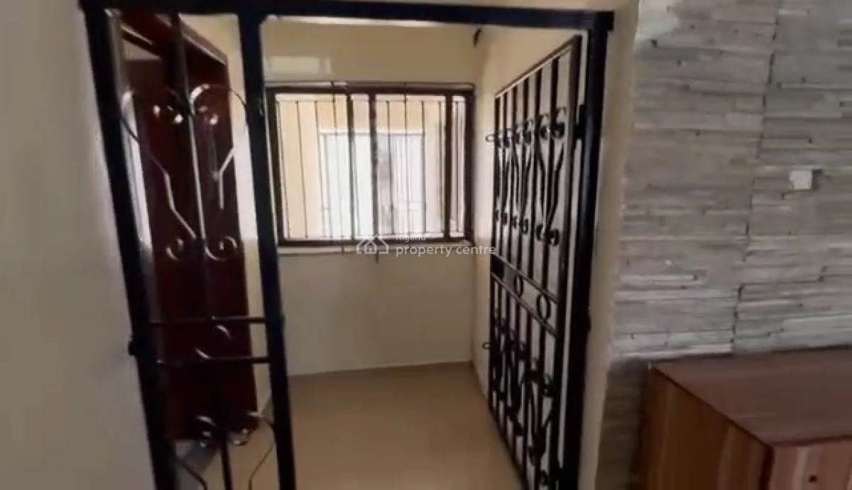 Well Renovated 3 Bedroom with Bq, Otedola, Omole Phase 2, Ikeja, Lagos, Flat / Apartment for Rent