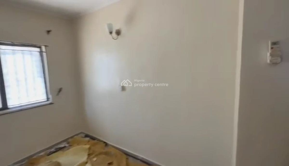 Well Renovated 3 Bedroom with Bq, Otedola, Omole Phase 2, Ikeja, Lagos, Flat / Apartment for Rent