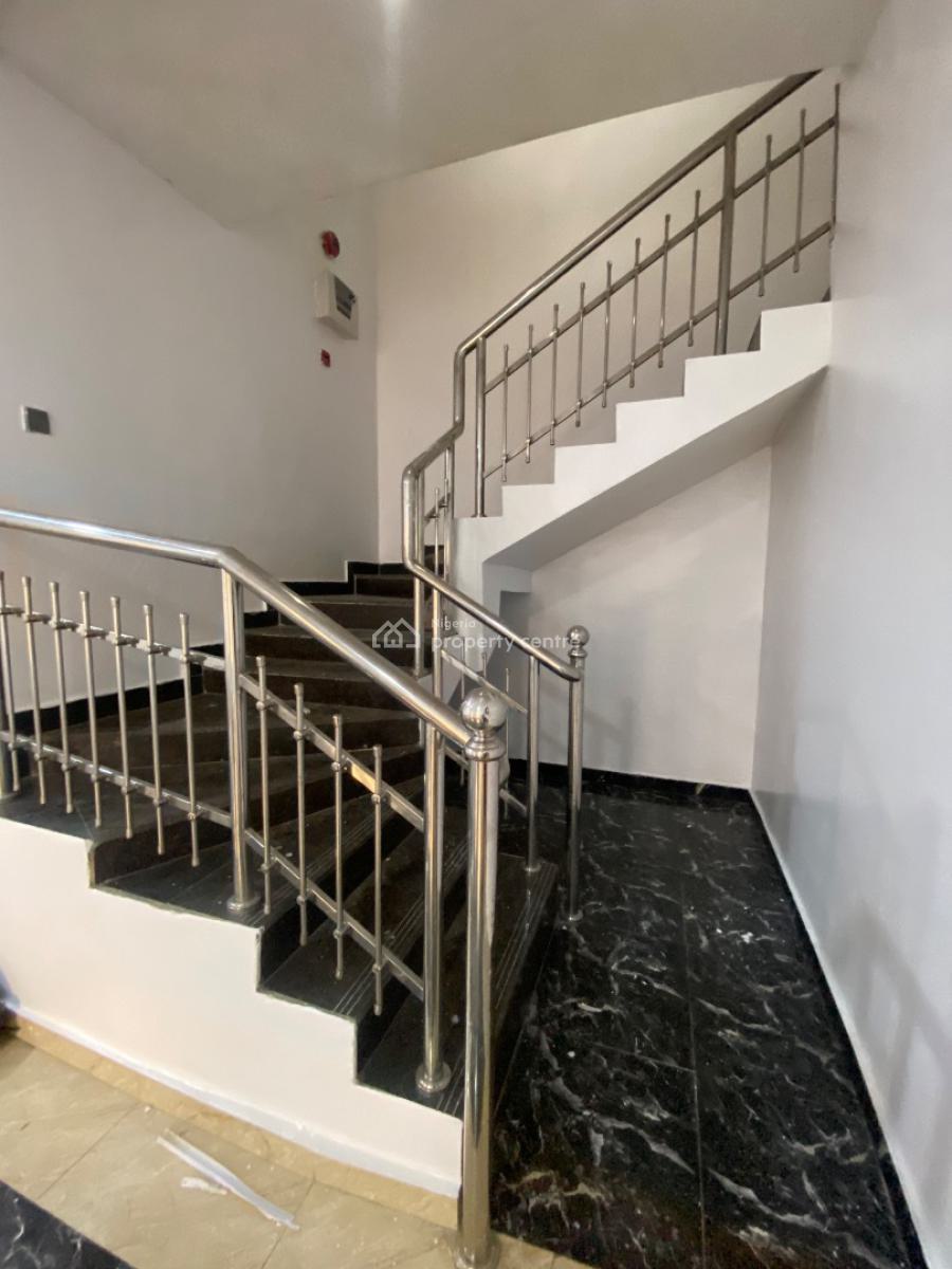 Serviced 3 Bedroom Apartment with B.q, Lekki Phase 1, Lekki, Lagos, Flat / Apartment for Rent
