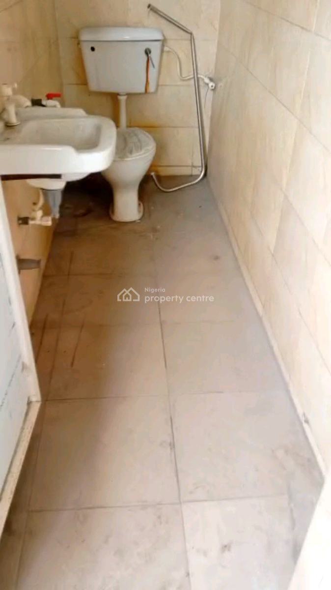 3 Bedroom Flat, Ebute Metta East, Yaba, Lagos, Flat / Apartment for Rent