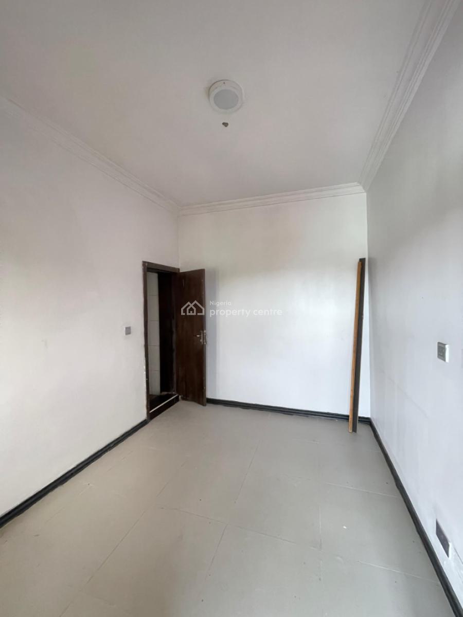 Standard 3 Bedroom Apartment + Spacious Bq for in a Communal Estate, Yaba, Lagos, Flat / Apartment for Sale