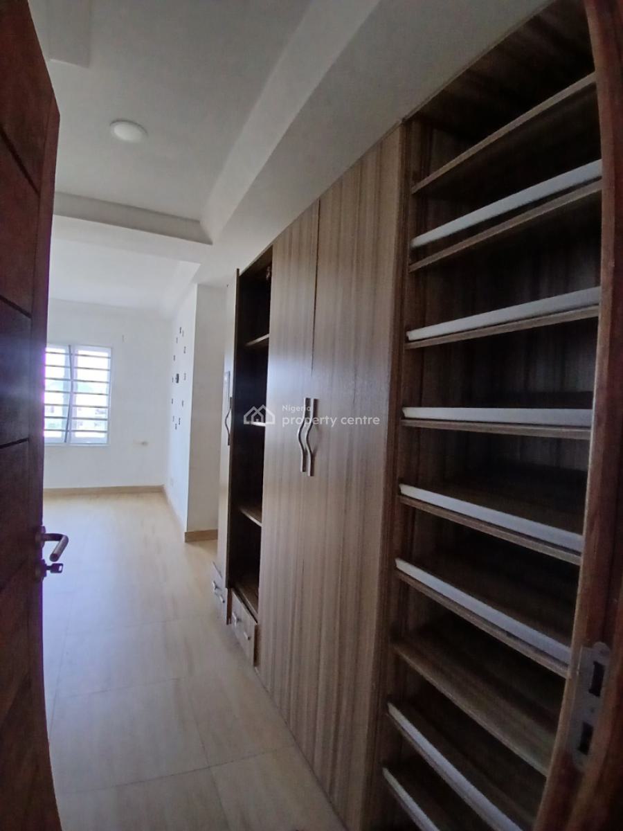 Well Maintained 3bedroom Flat Upstairs Apartment, Off Spg Road, Ologolo, Ologolo, Lekki, Lagos, Flat / Apartment for Rent