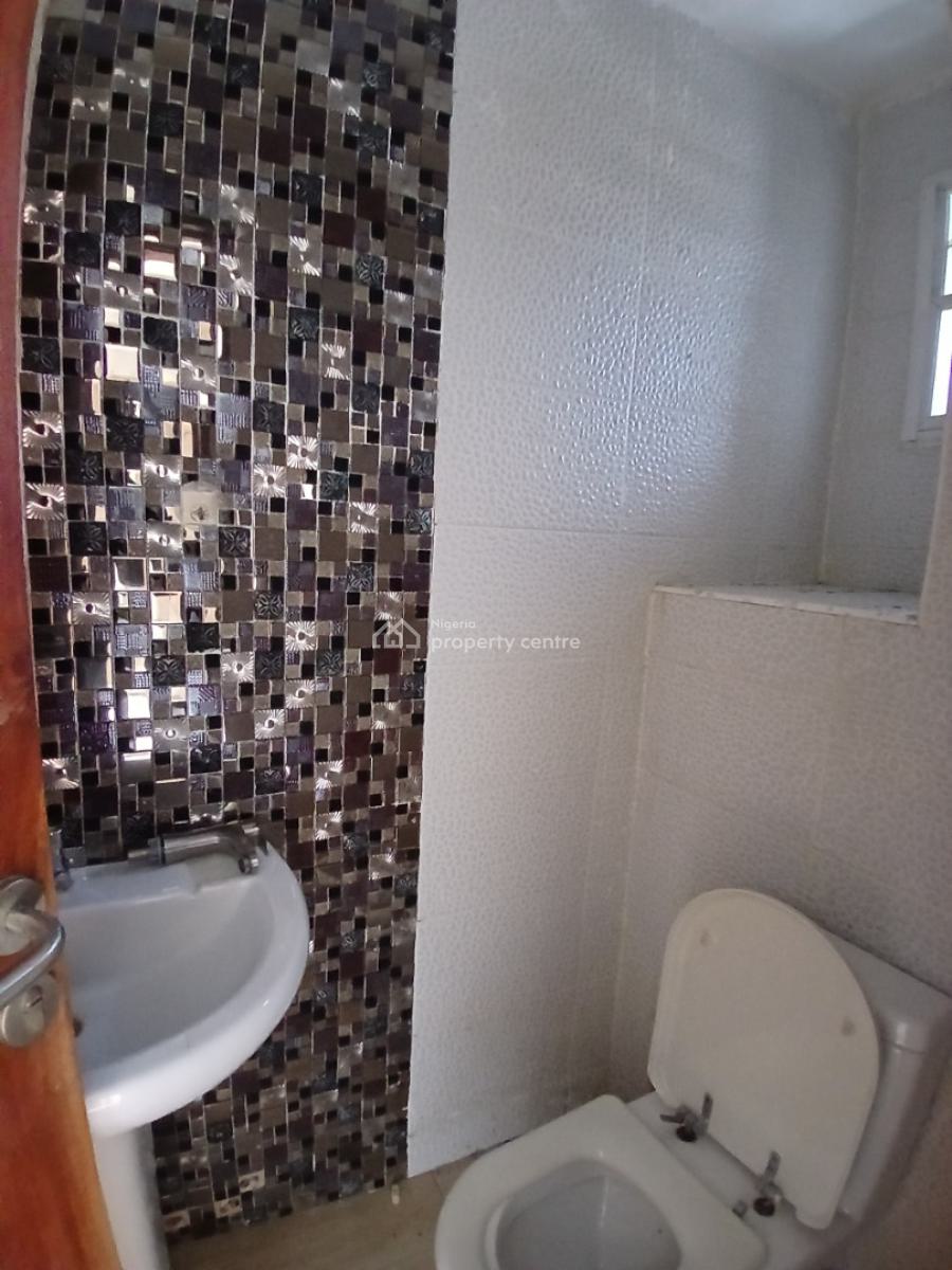 Well Maintained 3bedroom Flat Upstairs Apartment, Off Spg Road, Ologolo, Ologolo, Lekki, Lagos, Flat / Apartment for Rent