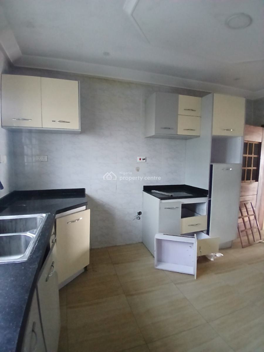 Well Maintained 3bedroom Flat Upstairs Apartment, Off Spg Road, Ologolo, Ologolo, Lekki, Lagos, Flat / Apartment for Rent