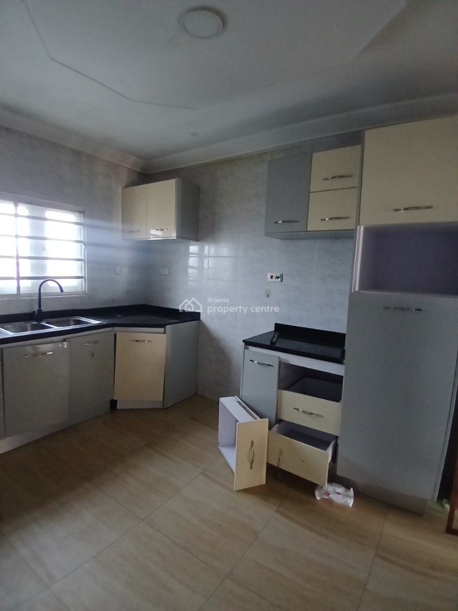 Well Maintained 3bedroom Flat Upstairs Apartment, Off Spg Road, Ologolo, Ologolo, Lekki, Lagos, Flat / Apartment for Rent