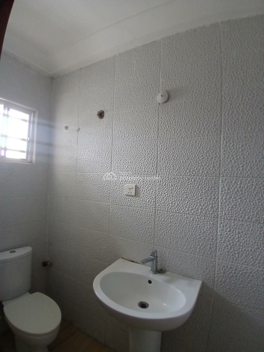 Well Maintained 3bedroom Flat Upstairs Apartment, Off Spg Road, Ologolo, Ologolo, Lekki, Lagos, Flat / Apartment for Rent