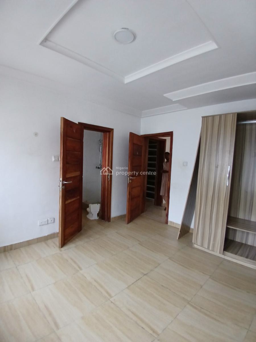 Well Maintained 3bedroom Flat Upstairs Apartment, Off Spg Road, Ologolo, Ologolo, Lekki, Lagos, Flat / Apartment for Rent