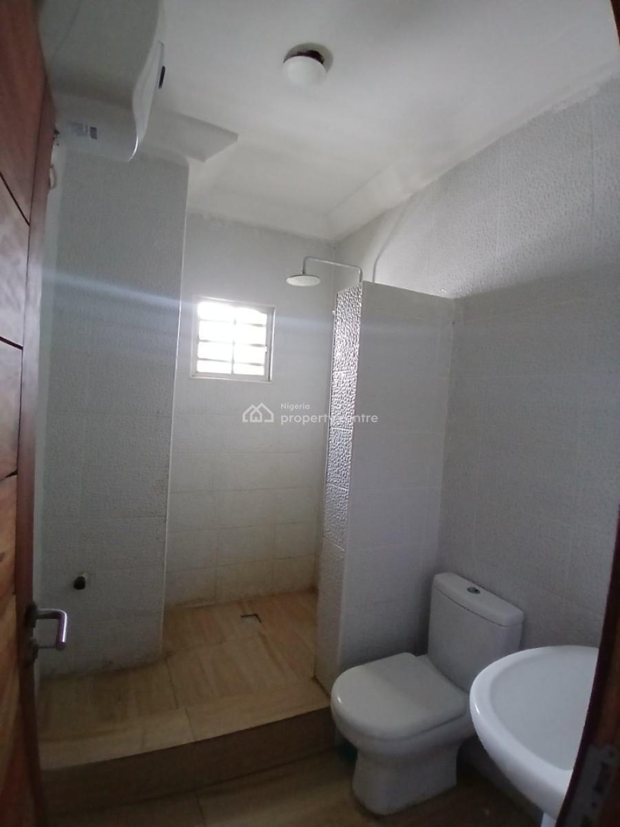 Well Maintained 3bedroom Flat Upstairs Apartment, Off Spg Road, Ologolo, Ologolo, Lekki, Lagos, Flat / Apartment for Rent