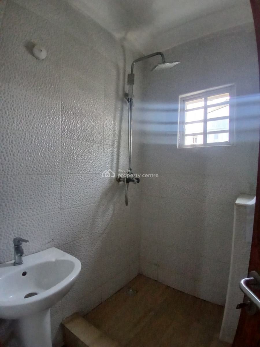 Well Maintained 3bedroom Flat Upstairs Apartment, Off Spg Road, Ologolo, Ologolo, Lekki, Lagos, Flat / Apartment for Rent