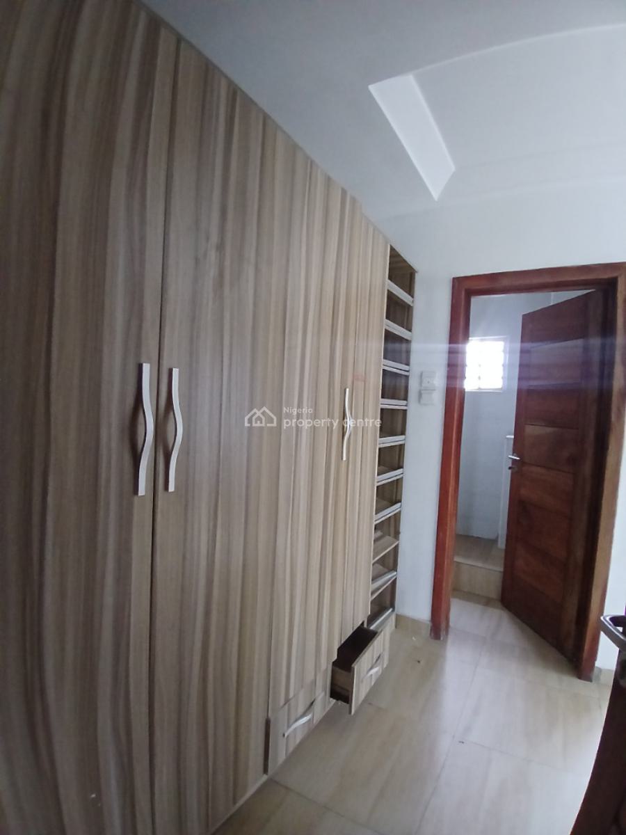 Well Maintained 3bedroom Flat Upstairs Apartment, Off Spg Road, Ologolo, Ologolo, Lekki, Lagos, Flat / Apartment for Rent