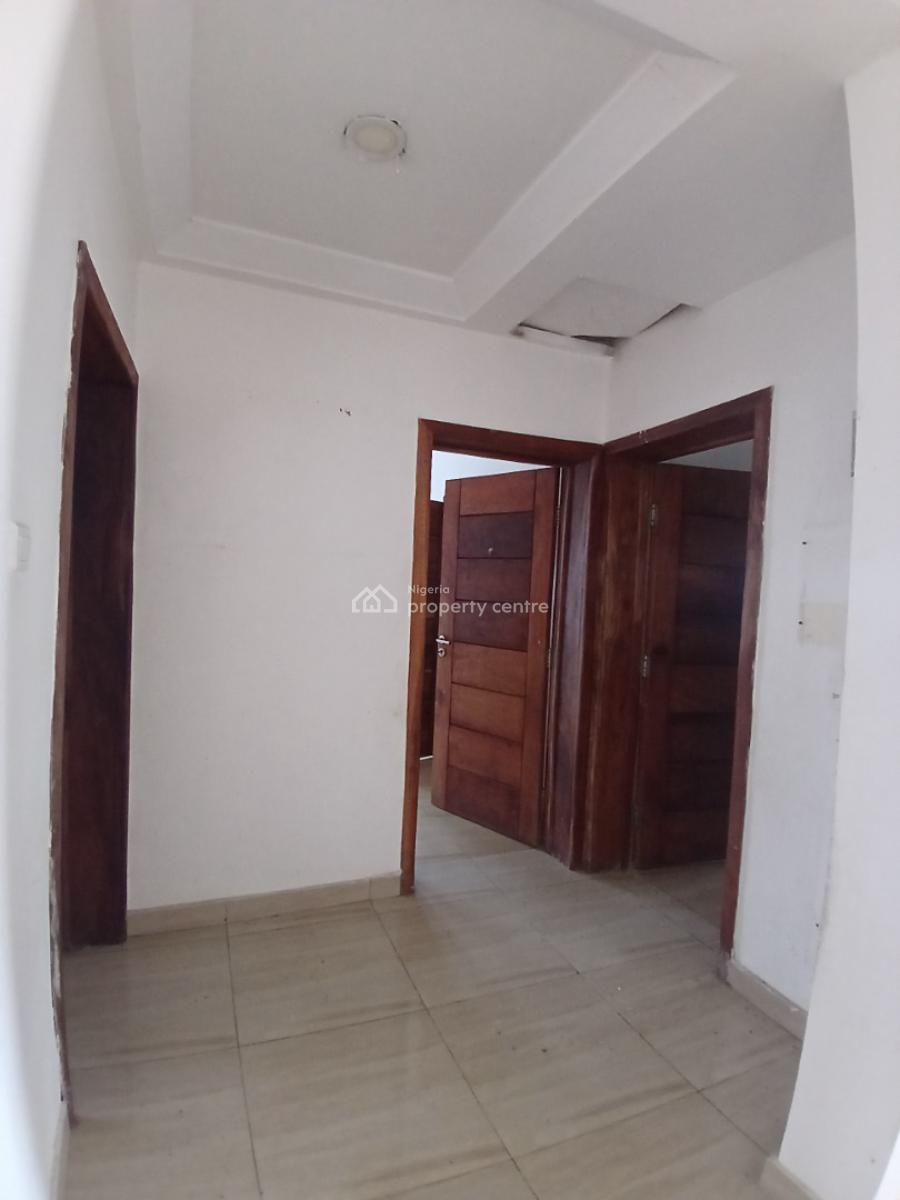 Well Maintained 3bedroom Flat Upstairs Apartment, Off Spg Road, Ologolo, Ologolo, Lekki, Lagos, Flat / Apartment for Rent