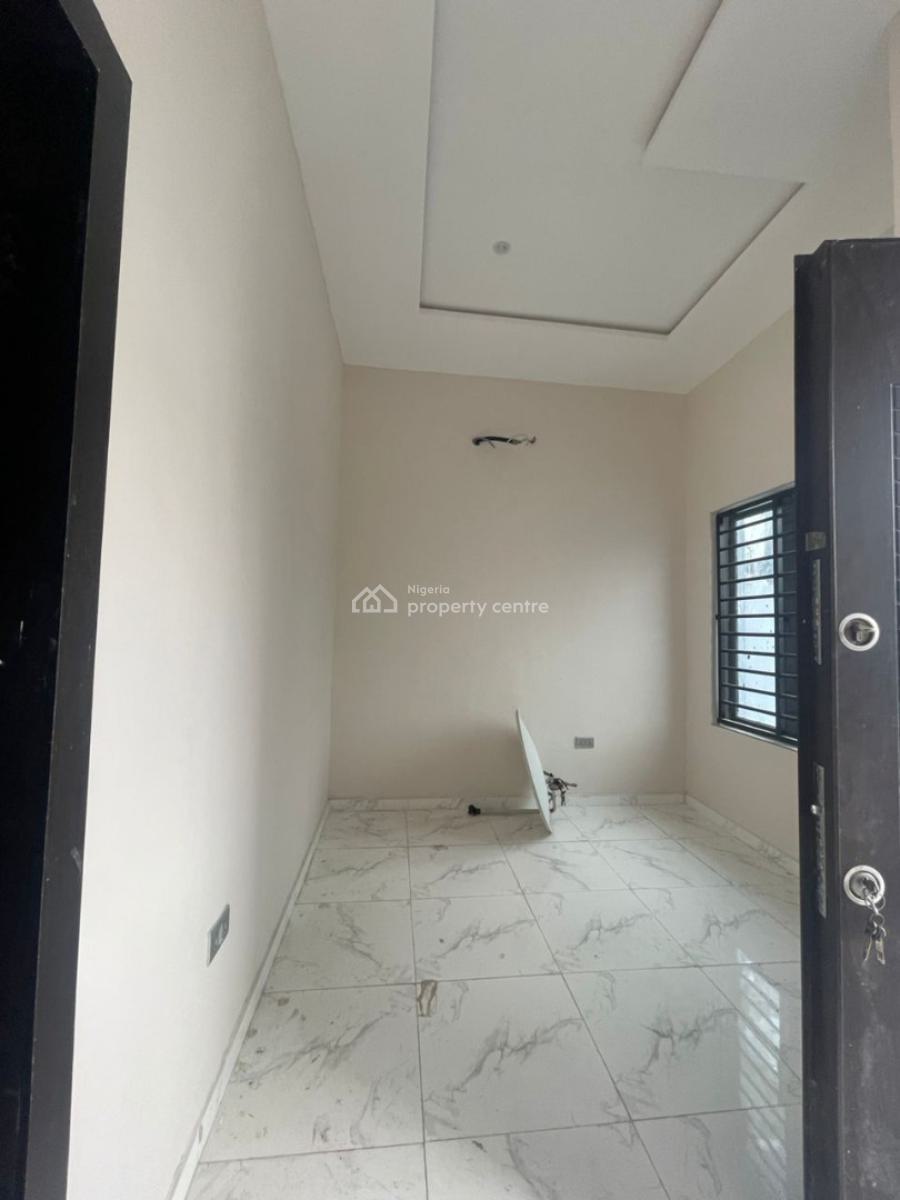 Description: Newly Renovated 4 Bedrooms Semi-detached Duplex + Bq, Off Admiralty Way, Lekki Phase 1, Lekki, Lagos, Semi-detached Duplex for Rent