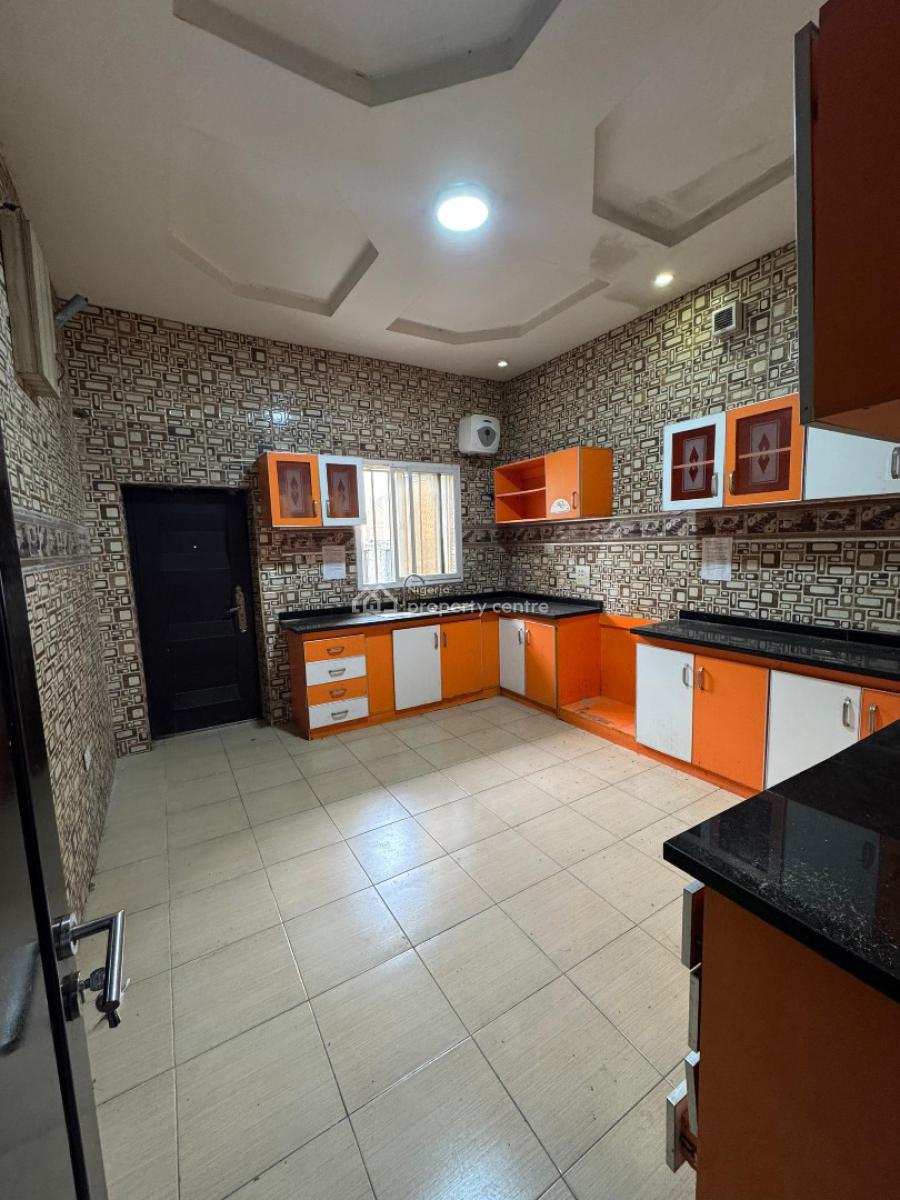 𝐖𝐄𝐋𝐋 𝐌𝐀𝐈𝐍𝐓𝐀𝐈𝐍𝐄𝐃 3 𝐁𝐄𝐃𝐑𝐎𝐎𝐌 𝐓𝐄𝐑𝐑𝐀𝐂𝐄, Lekki, Lagos, Terraced Duplex for Rent