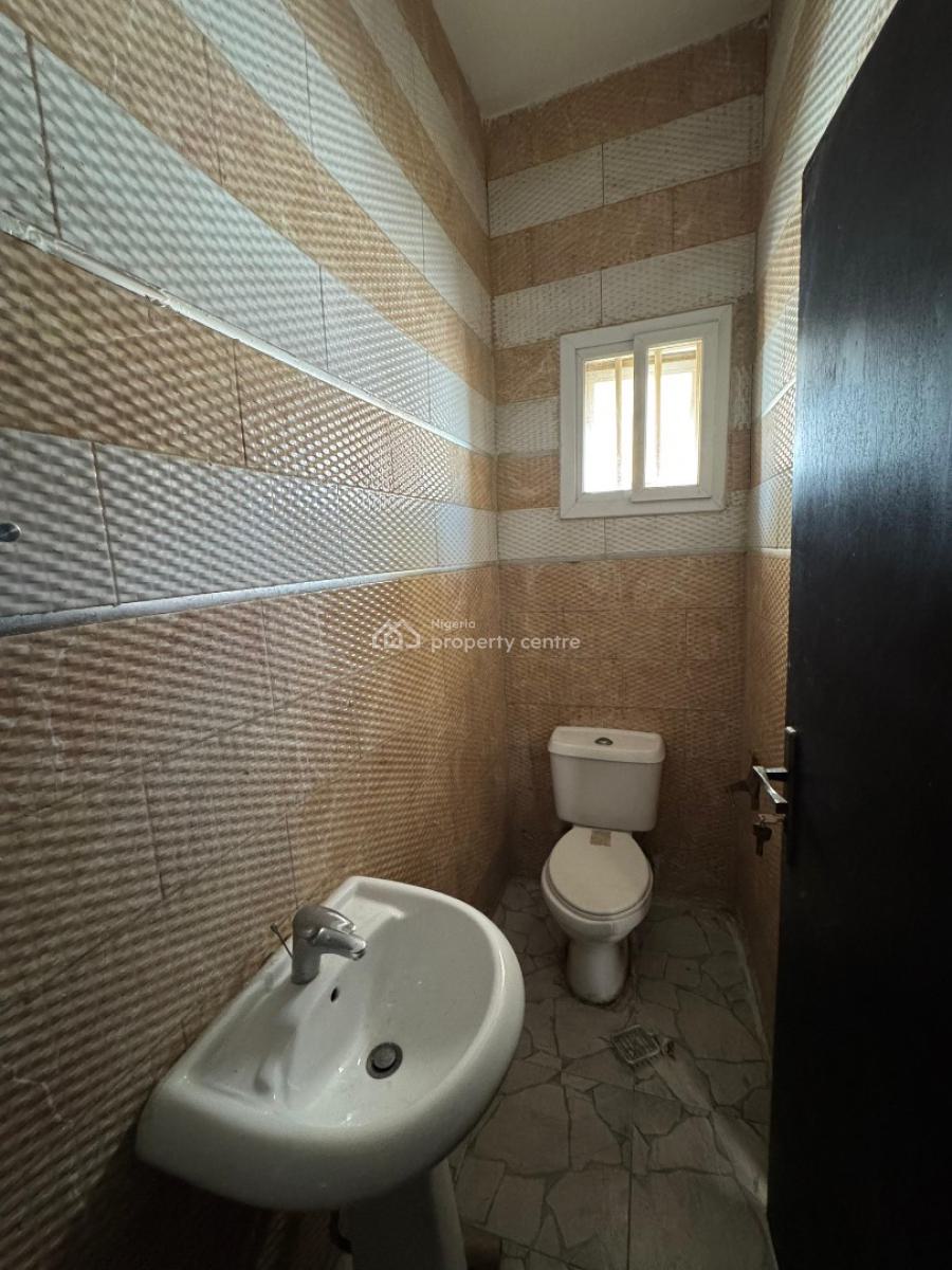 𝐖𝐄𝐋𝐋 𝐌𝐀𝐈𝐍𝐓𝐀𝐈𝐍𝐄𝐃 3 𝐁𝐄𝐃𝐑𝐎𝐎𝐌 𝐓𝐄𝐑𝐑𝐀𝐂𝐄, Lekki, Lagos, Terraced Duplex for Rent