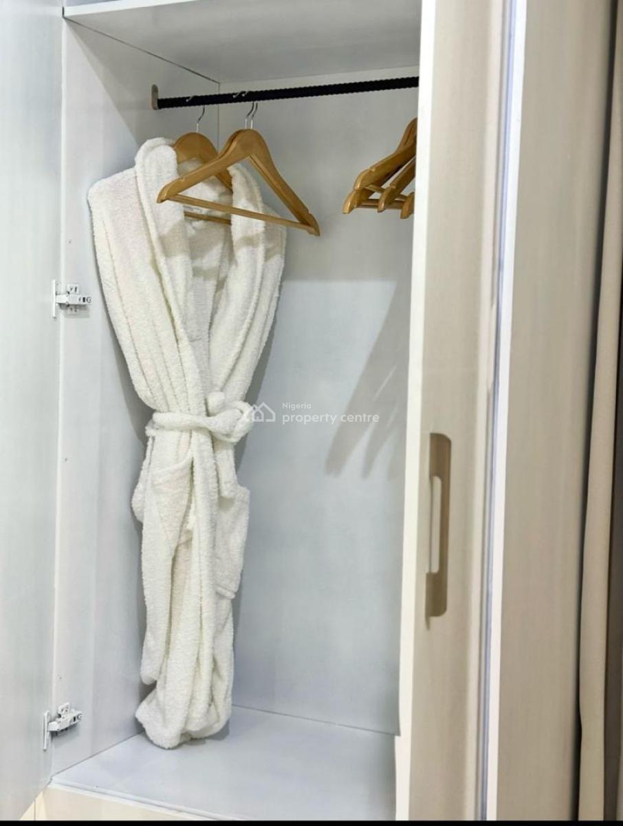 Book This Cozy, Beautiful 🥰 and  Luxurious 3bedroom Apartment in The, Lekki Phase 1, Lekki, Lagos, Flat / Apartment Short Let