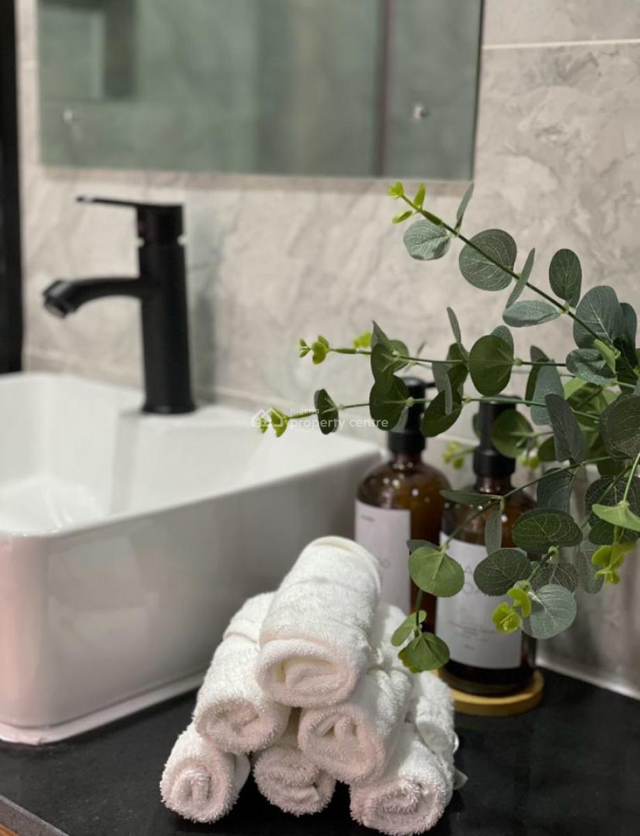 Book This Cozy, Beautiful 🥰 and  Luxurious 3bedroom Apartment in The, Lekki Phase 1, Lekki, Lagos, Flat / Apartment Short Let