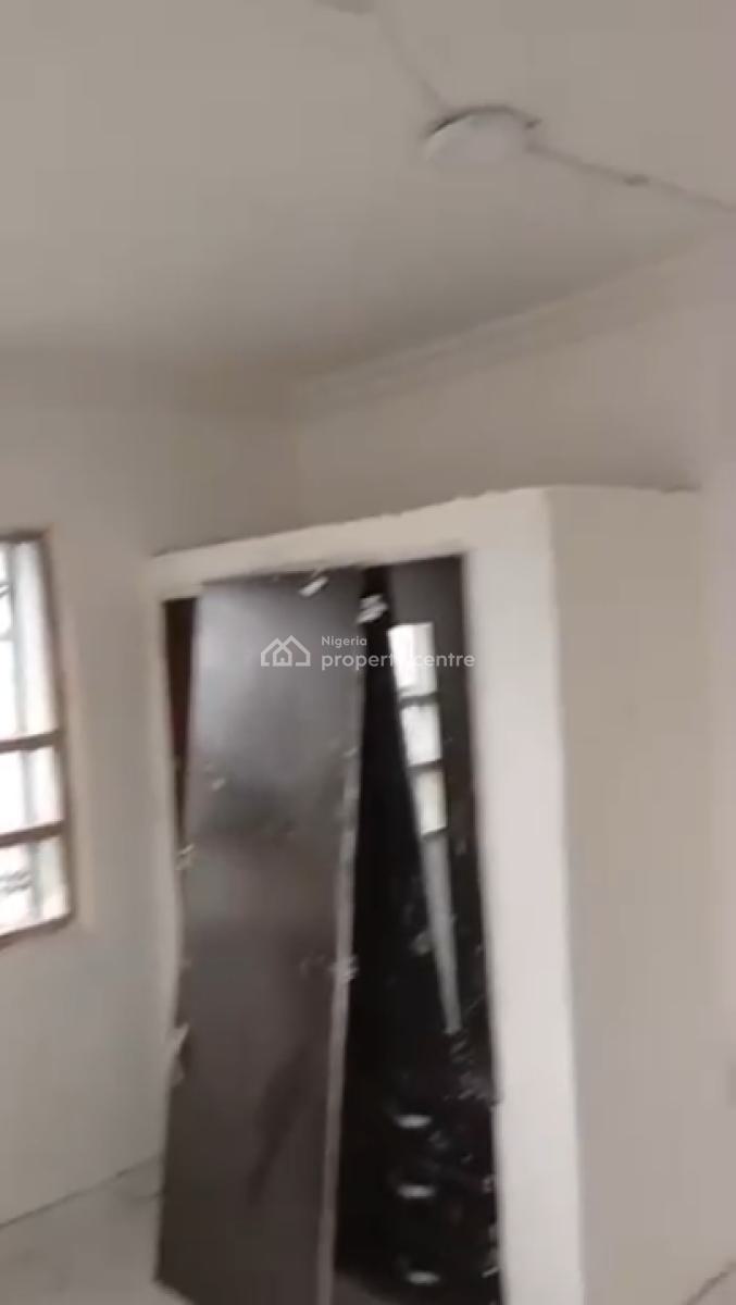 Newly Renovated Spacious  2 Bedroom with Wardrobes and Cabinets, Babs Animashaun, Surulere, Lagos, Flat / Apartment for Rent