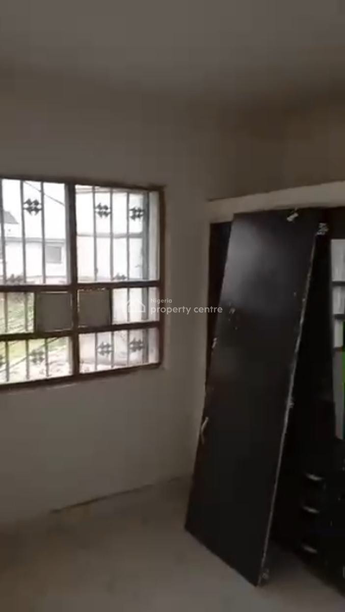 Newly Renovated Spacious  2 Bedroom with Wardrobes and Cabinets, Babs Animashaun, Surulere, Lagos, Flat / Apartment for Rent