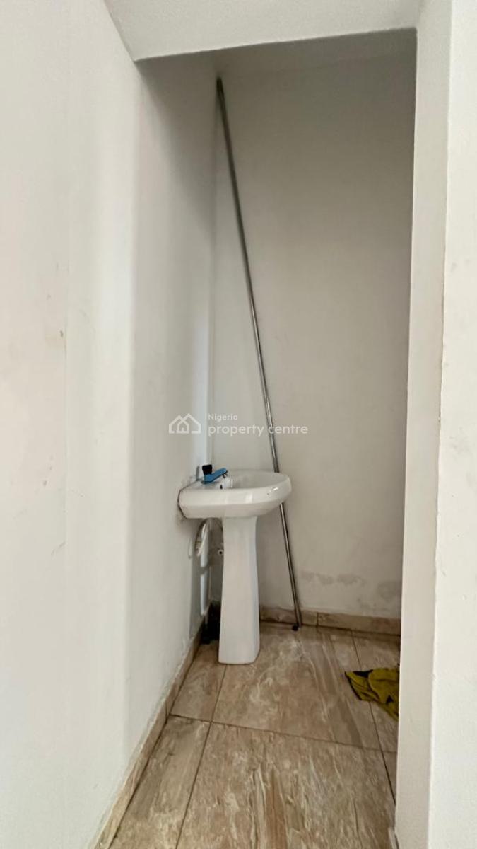 Spacious & Neat 1bed with Pool, London Gardens Estate, Osapa, Lekki, Lagos, Mini Flat (room and Parlour) for Rent