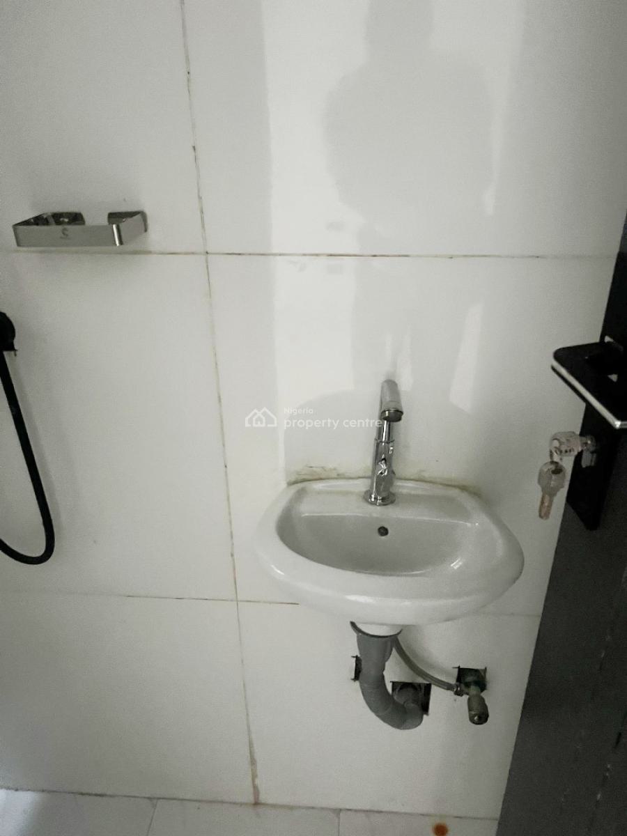 Luxury 3 Bedroom Flat, Gra Phase 2, Magodo, Lagos, Flat / Apartment for Sale