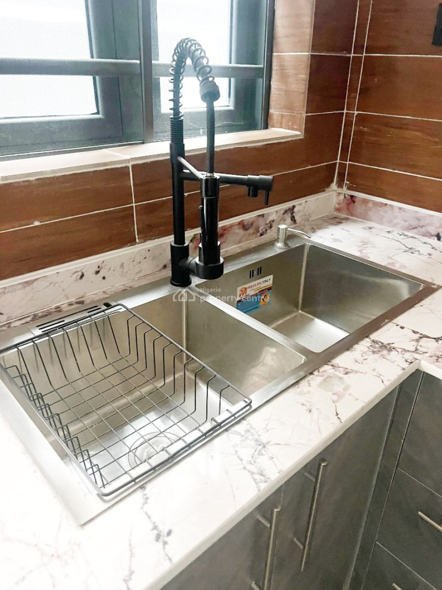 Luxury 3 Bedroom Flat, Gra Phase 2, Magodo, Lagos, Flat / Apartment for Sale