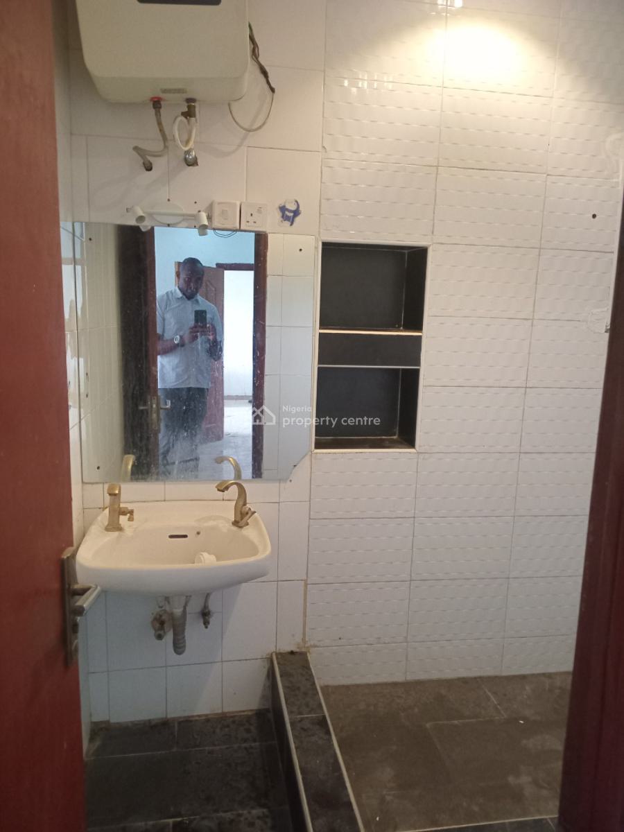 Spacious Well Renovated 3 Bedroom Apartment Upstairs Plus Bq, in an Estate Off Fatai Ariebeke Street, Lekki Phase 1, Lekki, Lagos, Flat / Apartment for Rent