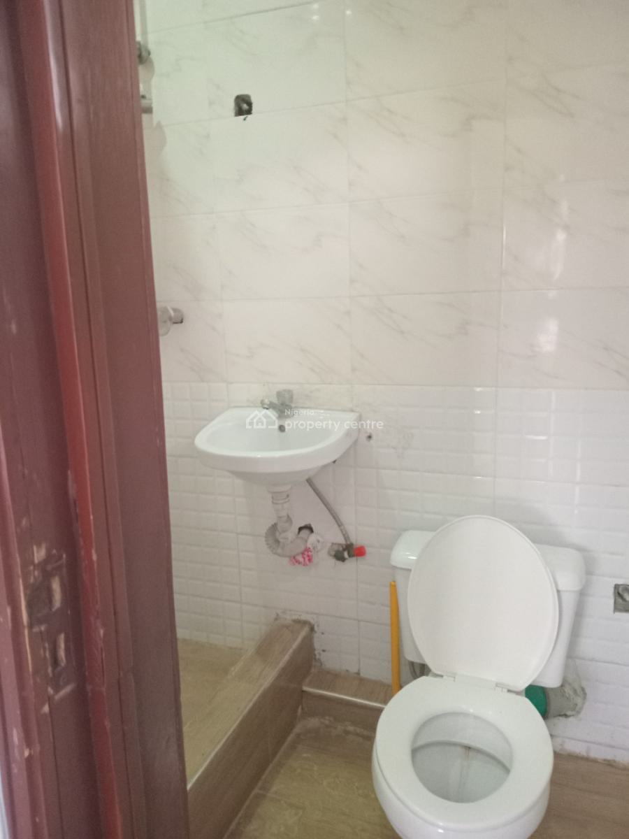Spacious Well Renovated 3 Bedroom Apartment Upstairs Plus Bq, in an Estate Off Fatai Ariebeke Street, Lekki Phase 1, Lekki, Lagos, Flat / Apartment for Rent