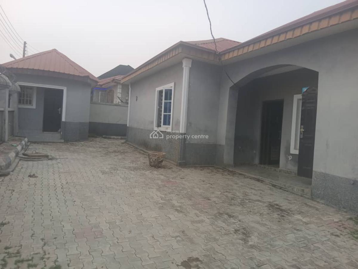 The Is Fully Detached 4 Bedroom  Bungalow with  2 Bq, Lugbe, Lugbe District, Abuja, Detached Bungalow for Sale