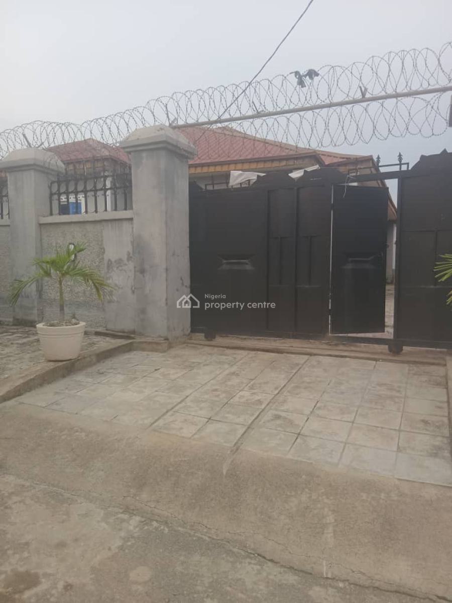 The Is Fully Detached 4 Bedroom  Bungalow with  2 Bq, Lugbe, Lugbe District, Abuja, Detached Bungalow for Sale