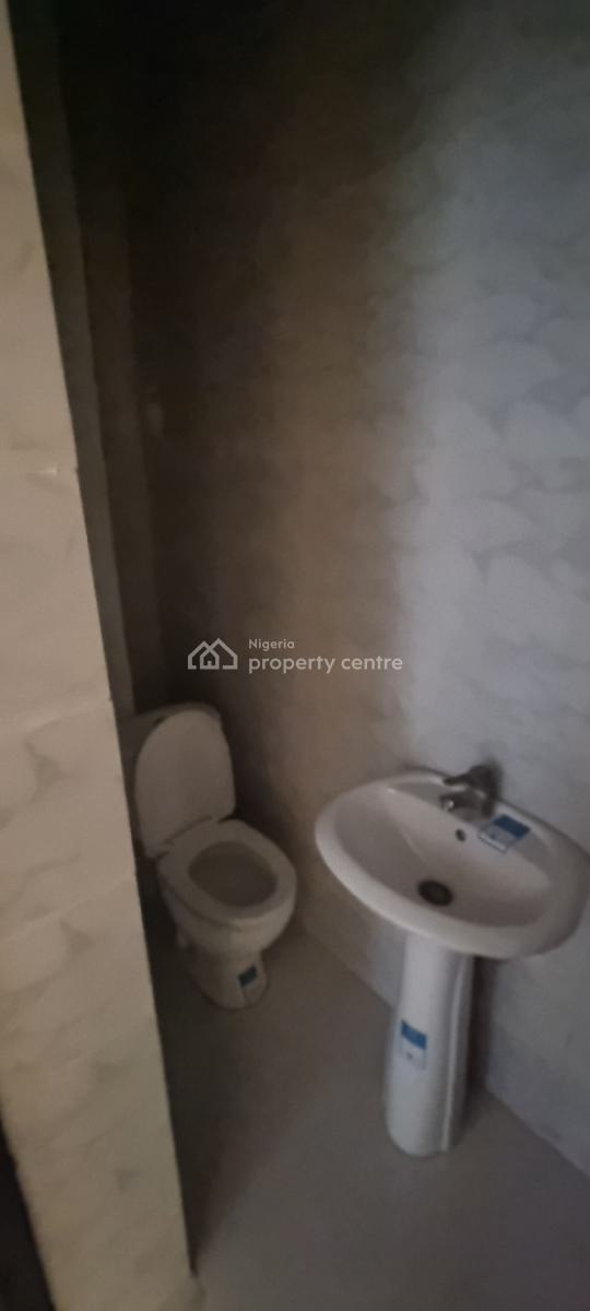 2brm Terrace in a Portable and Secured Estate, Off Beunevista Rd Lafiaji Lekki, Lekki, Lagos, Flat / Apartment for Sale