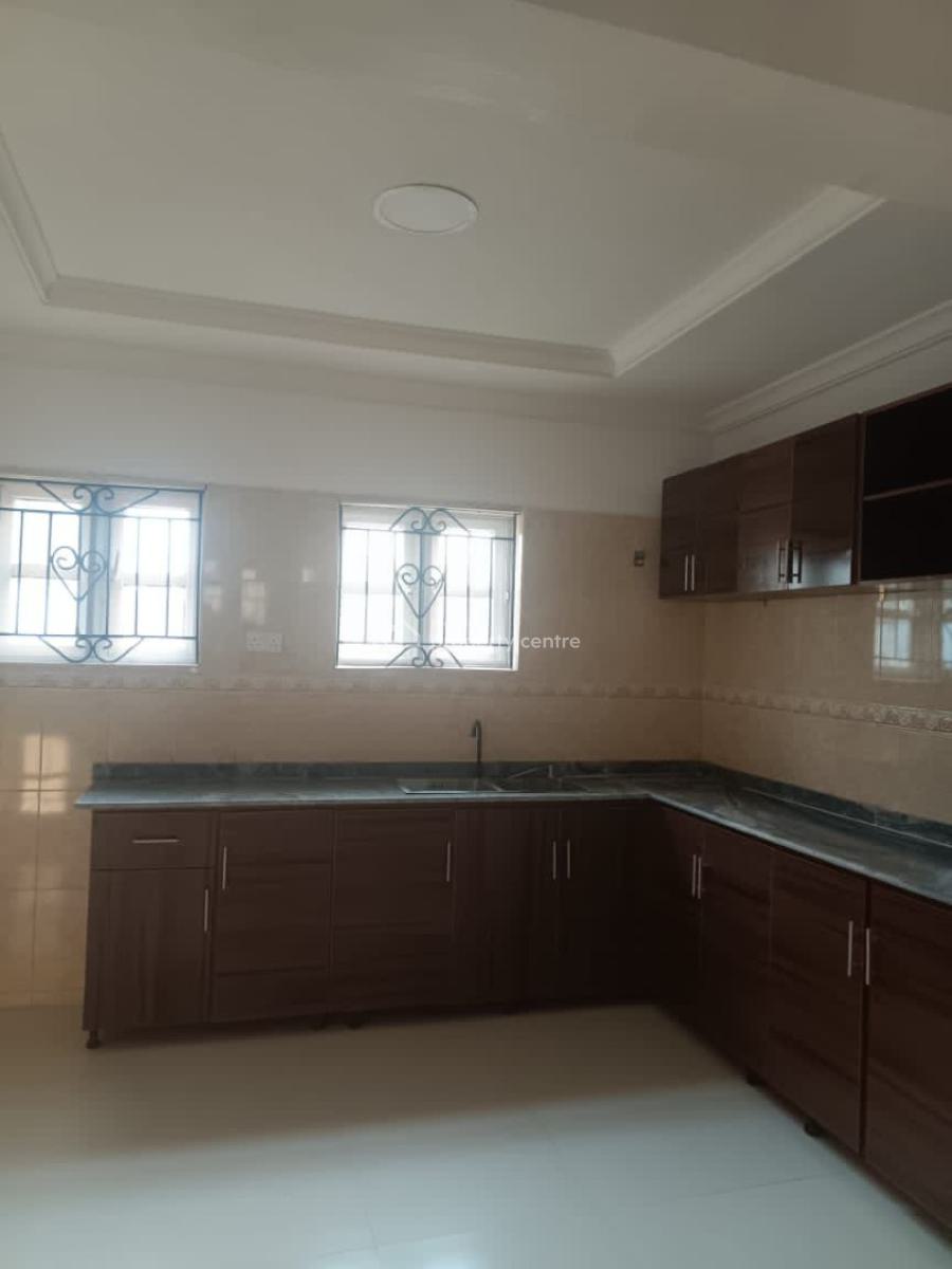 Nicely Built Two Bedroom Flat., New Bodija, Ibadan, Oyo, Flat / Apartment for Rent