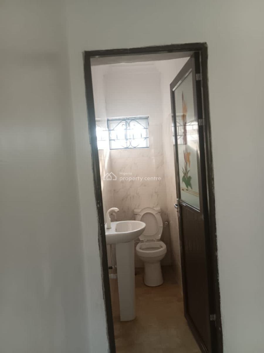 Nicely Built Two Bedroom Flat., New Bodija, Ibadan, Oyo, Flat / Apartment for Rent
