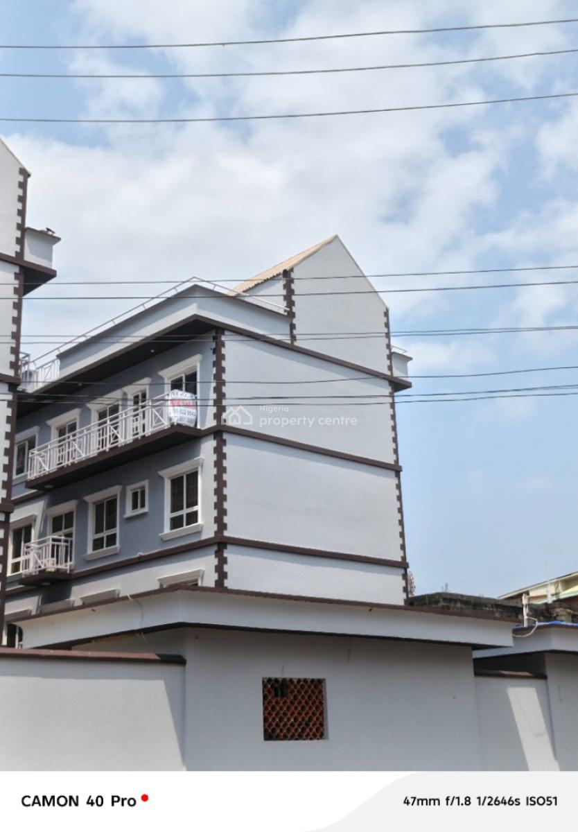 Beautiful 4bedroom Penthouse with Staff Quarter in Oniru Estate, By Oba Palace, Oniru, Victoria Island (vi), Lagos, Flat / Apartment for Sale