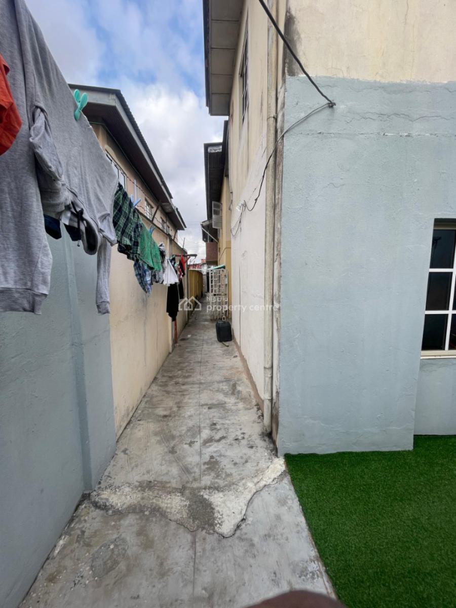 Block of 4 Flat in a Decent Neighborhood, Bode Thomas, Surulere, Lagos, Block of Flats for Sale