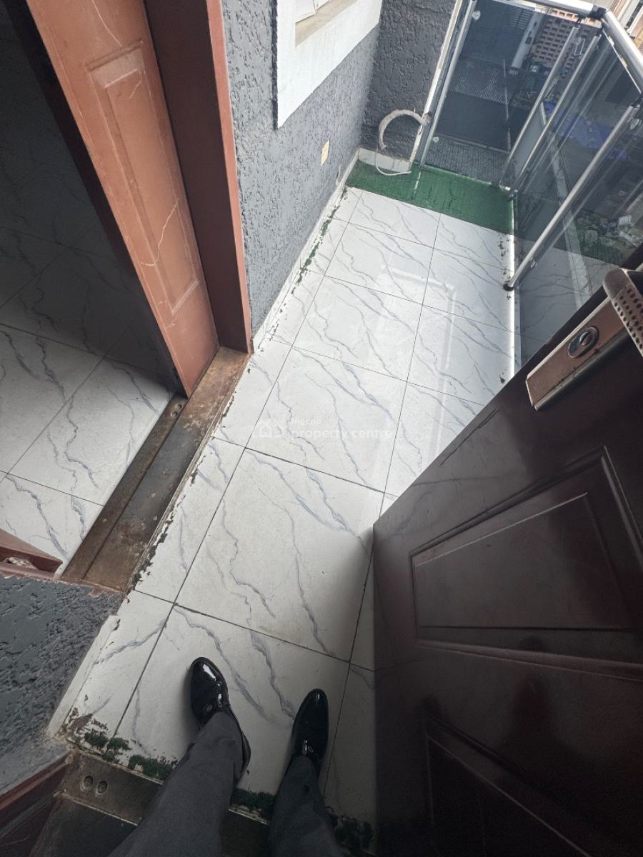 a Super Clean and Spacious 3 Bedroom Apartment(upstair), By Victory Pack Estate, Osapa, Lekki, Lagos, Flat / Apartment for Rent