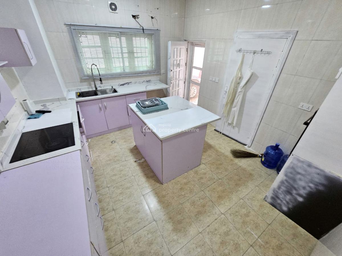 Spacious 3 Bedroom Flat with Bq, Lekki Phase 1, Lekki Phase 1, Lekki, Lagos, Block of Flats for Sale
