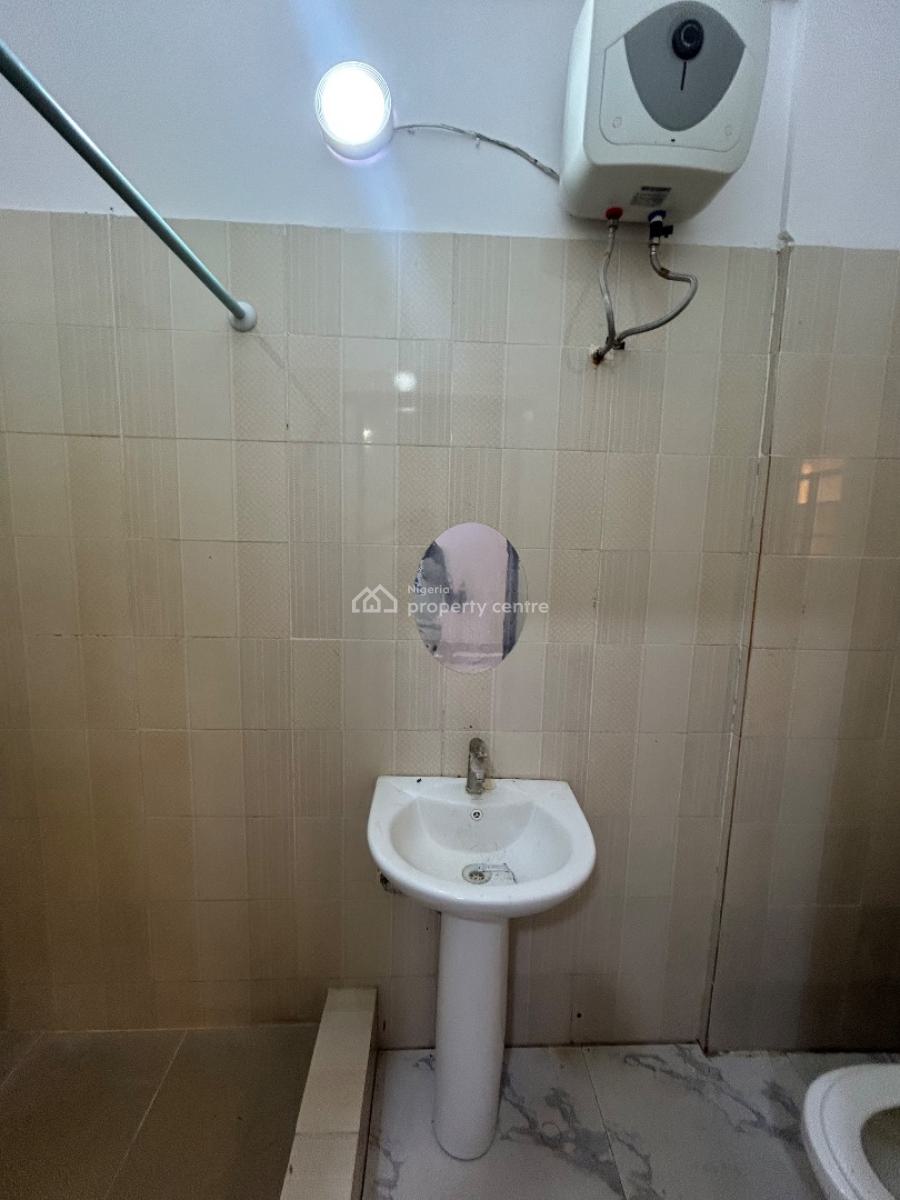 a Well Maintained and Spacious 2 Bedrooms Apartment, Lekki Phase 1, Lekki, Lagos, Flat / Apartment for Rent