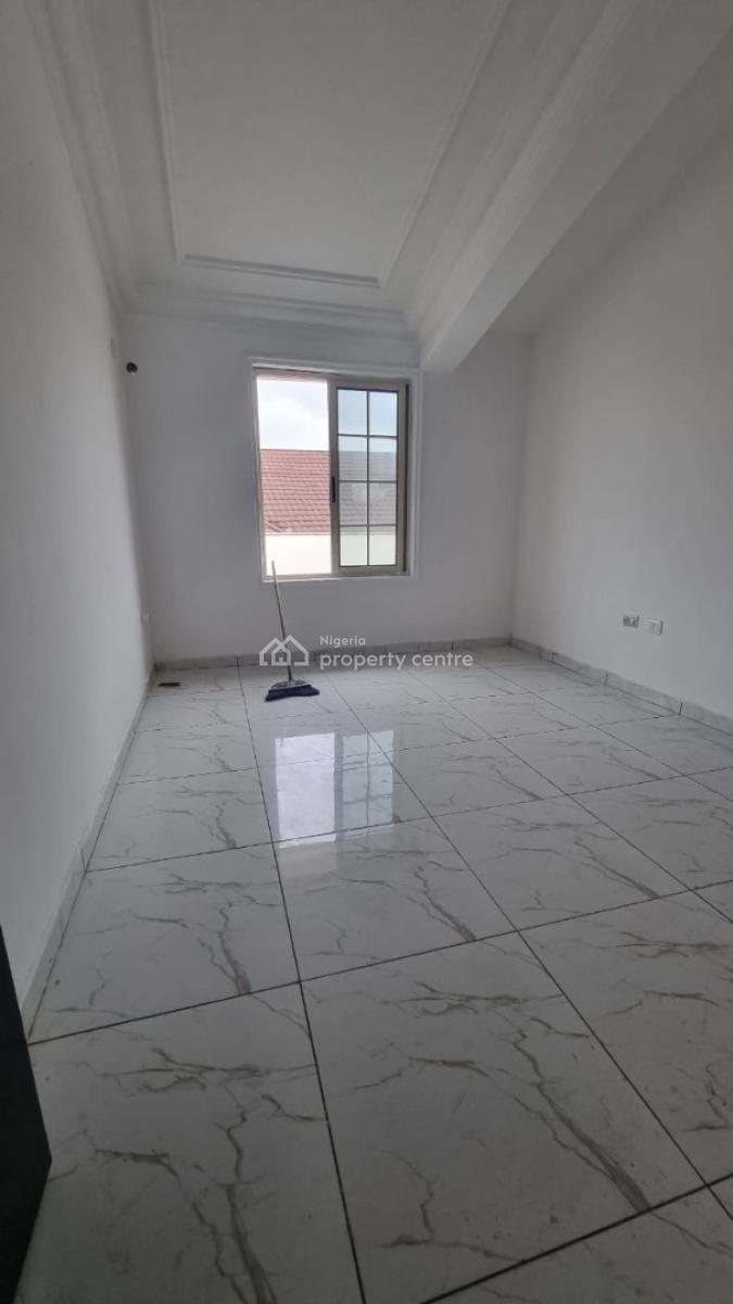 5 Bedroom Apartment in a Secured Estate, Lekki Phase 1, Lekki, Lagos, Flat / Apartment for Rent