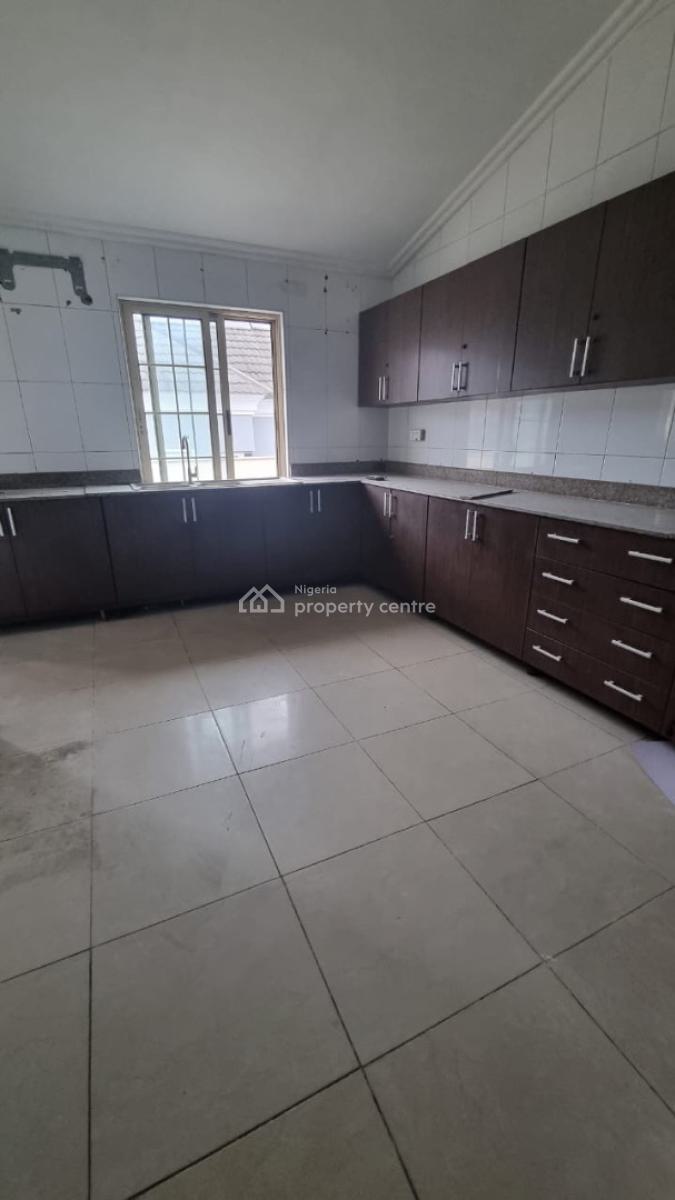 5 Bedroom Apartment in a Secured Estate, Lekki Phase 1, Lekki, Lagos, Flat / Apartment for Rent