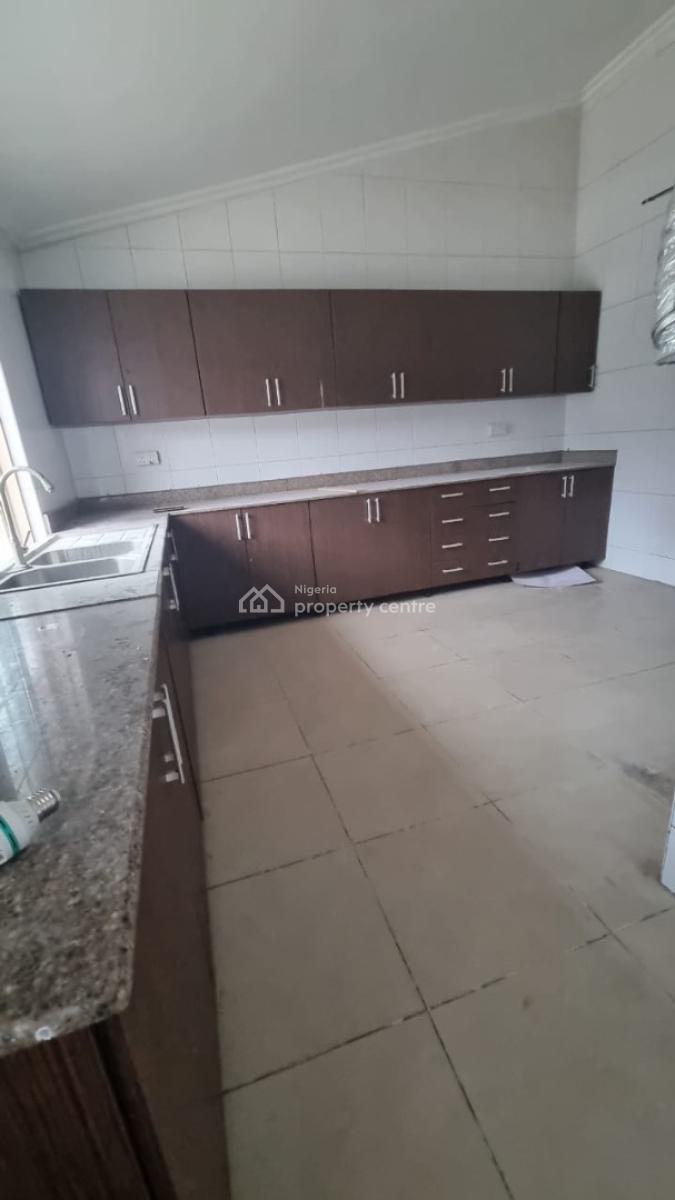5 Bedroom Apartment in a Secured Estate, Lekki Phase 1, Lekki, Lagos, Flat / Apartment for Rent