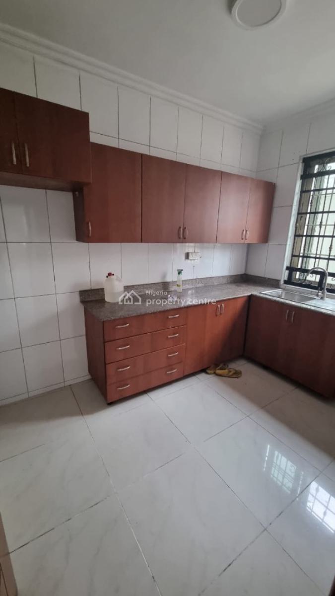 1 Bedroom Apartment in a Secured Estate, Lekki Phase 1, Lekki, Lagos, Flat / Apartment for Rent