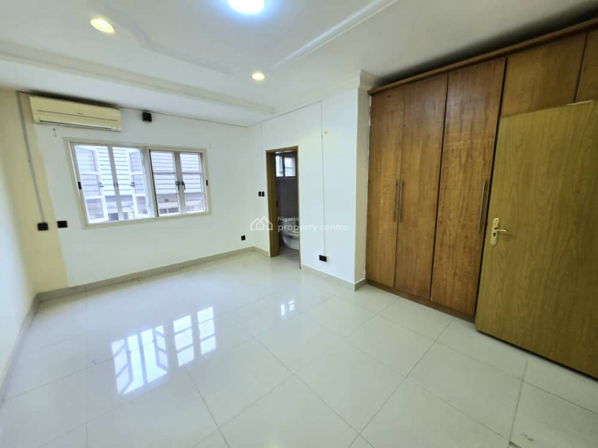 Well-maintained 3-bedroom Apartment with Pool, Parkview, Ikoyi, Lagos, Flat / Apartment for Rent
