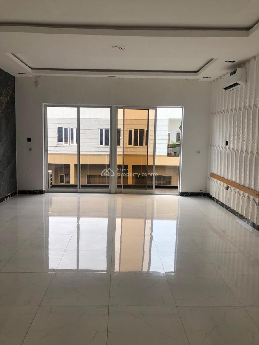 Spacious Upstairs in Serene Surroundings, Lekki Phase 1, Lekki, Lagos, Flat / Apartment for Rent